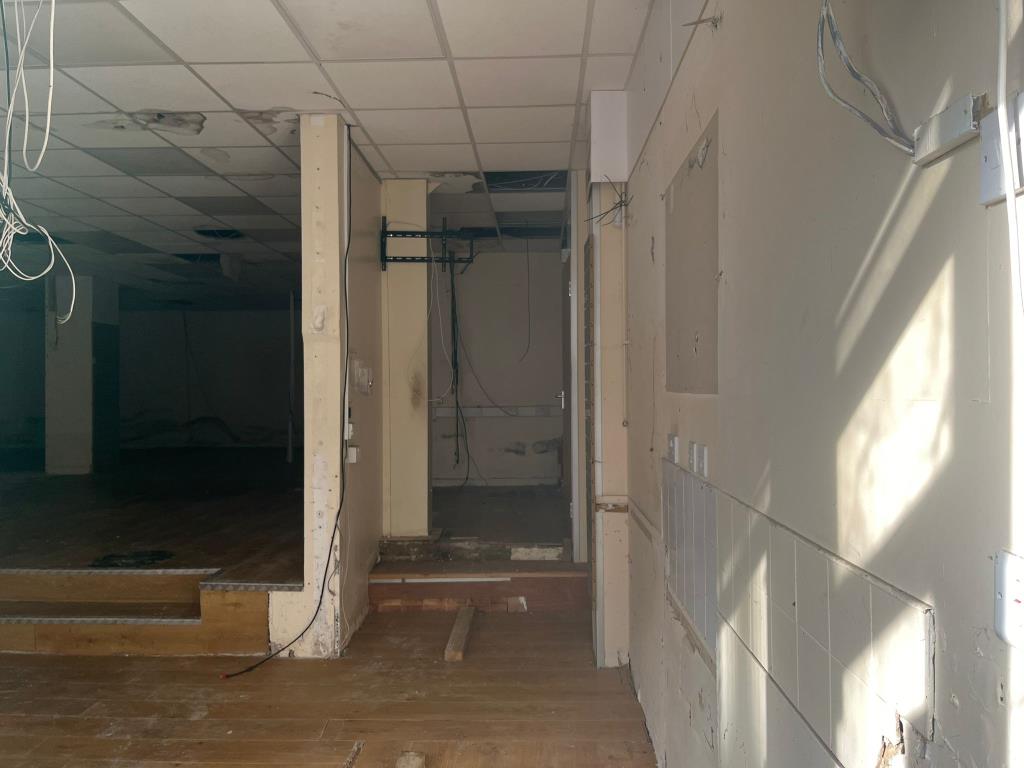 Lot: 90 - MIXED USE PROPERTY/RESIDENTIAL INVESTMENT FOR IMPROVEMENT - General view of internal of shop